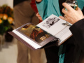 Gertrūdis Zeilis izstuodis i biografiskuo muokslys albuma atkluošona. Foto: Amanda Anusāne