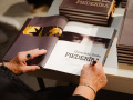 Gertrūdis Zeilis izstuodis i biografiskuo muokslys albuma atkluošona. Foto: Amanda Anusāne