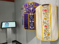 07-Rukdorbi-liturgiskajuos-tekstilejuos_Latvejis-Etnografiskais-breivdobys-muzejs