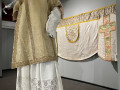 08-Rukdorbi-liturgiskajuos-tekstilejuos_Latvejis-Etnografiskais-breivdobys-muzejs