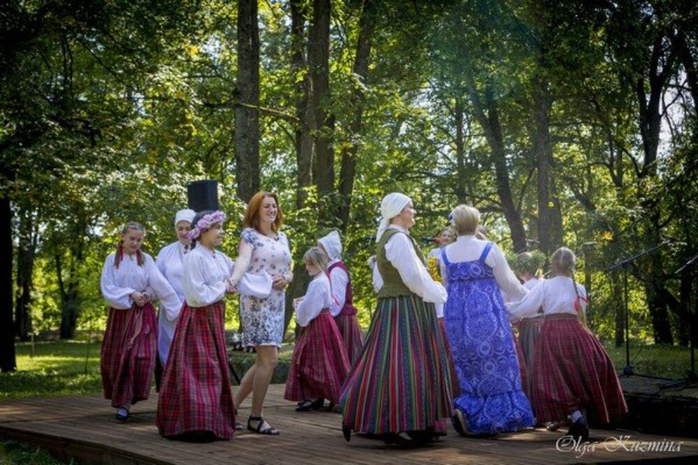 Naujinē aizvadeits folklorys kūpu sasadzīduošonys pasuokums