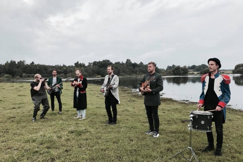 “Bez PVN” publicej video klipu dzīsmei “Eņgeli sviļpoj”