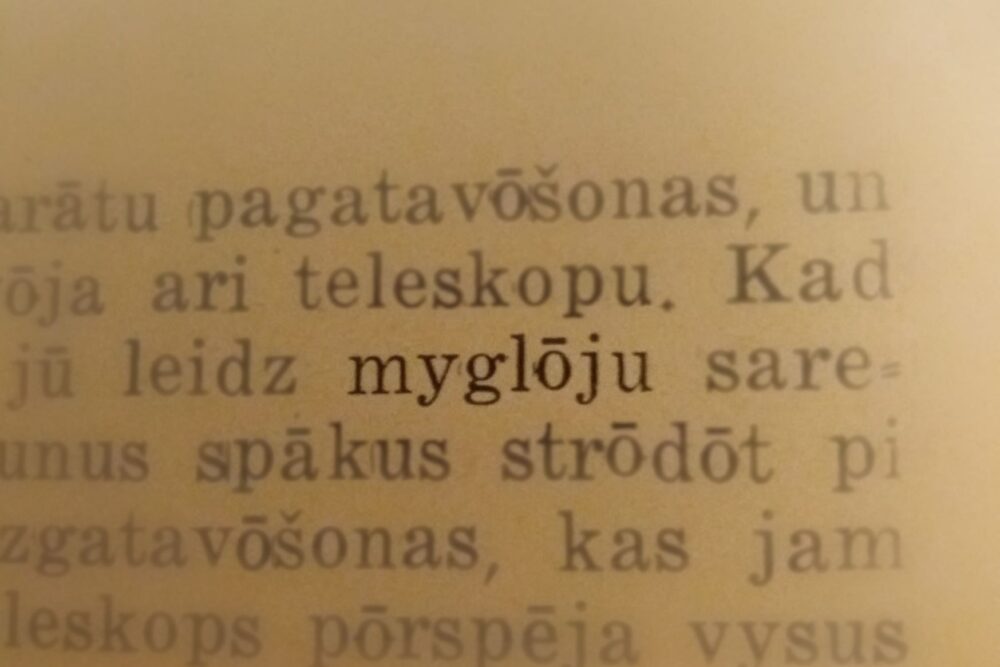 “koč autors pazuds bez viests.” Saruna ar dzejnīku mygluoju