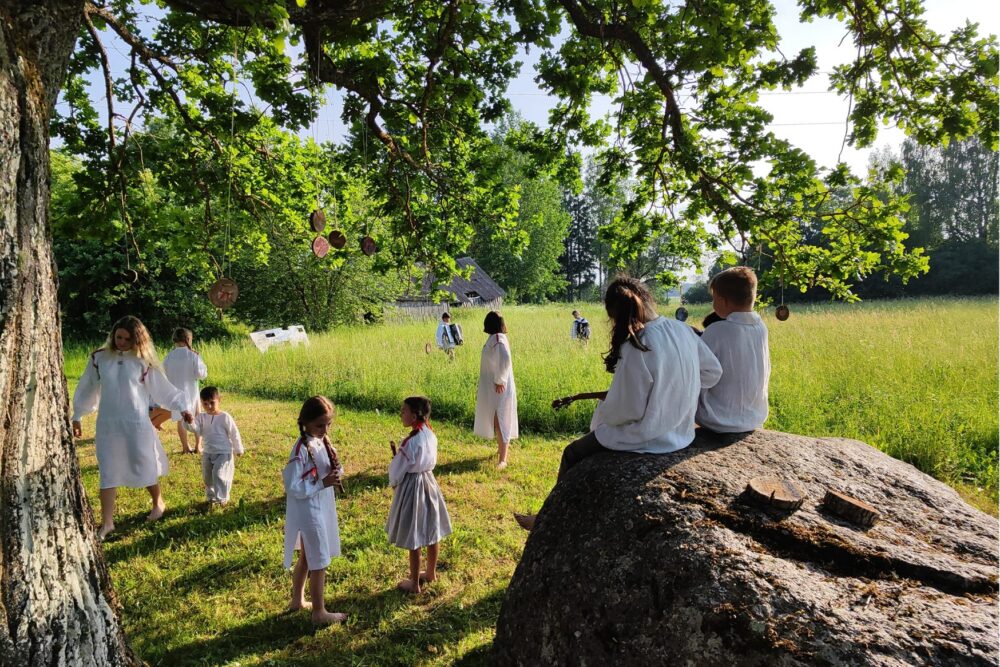 Folklorys kūpa “Upīte” radejuse jaunys versejis divejom Juoņa dīnys dzīsmem