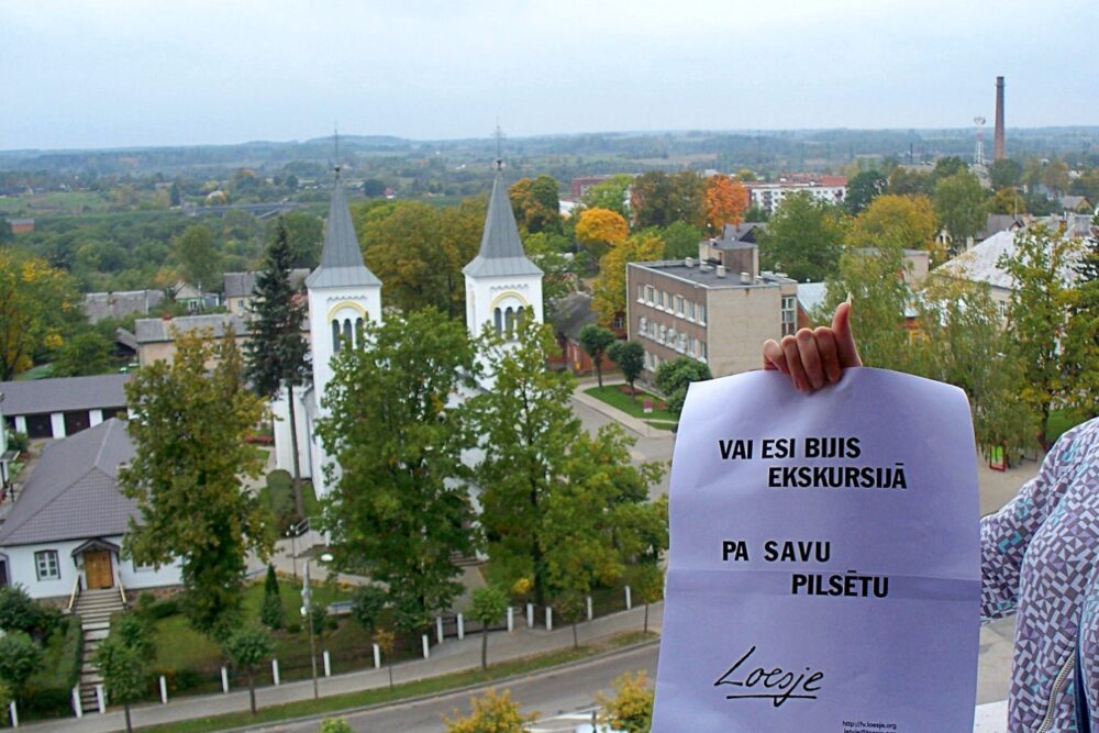 Pyrmū reizi latgaliski byus “Loesje” rodūšuos plakatu tekstu raksteišonys darbneica