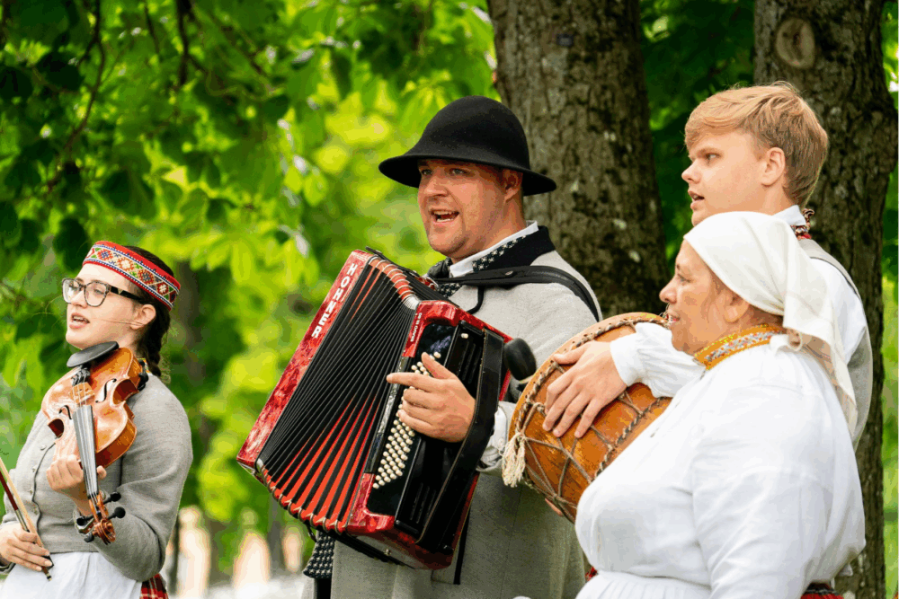Nedeļgolā darbeibys godu jubilejis stuostus izdzīduos folklorys kūpys “Ceiruleits” i “Kolnasāta”