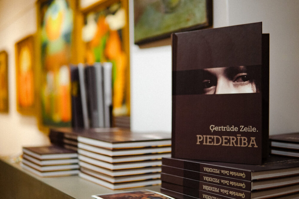 Vysulobuok ir doncuot sovā zemē. Rēzeknē atkluota Gertrūdis Zeilis izstuode i muokslys albums (+FOTO)