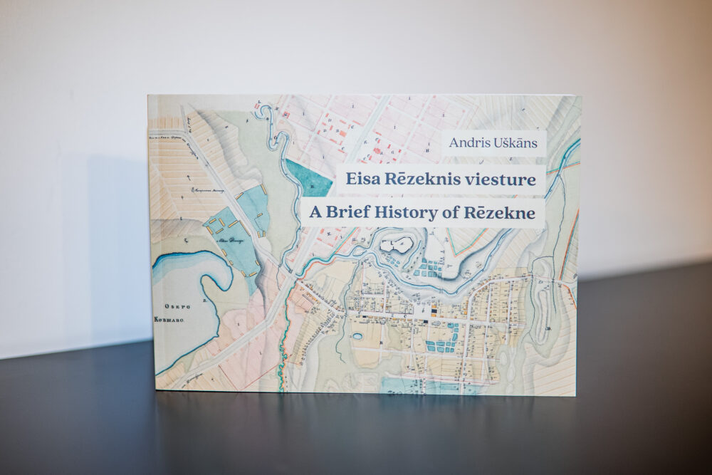 Salikt pa plauktenim sarežgeitū piļsātys viesturi – izdūta jauna gruomota par Rēzekni