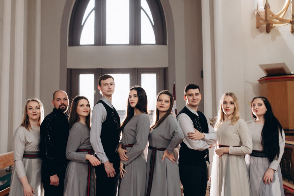 Luočplieša dīnā “Skonai” publicej sovu dzīsmis “Muote dieleņu auklēja” verseju