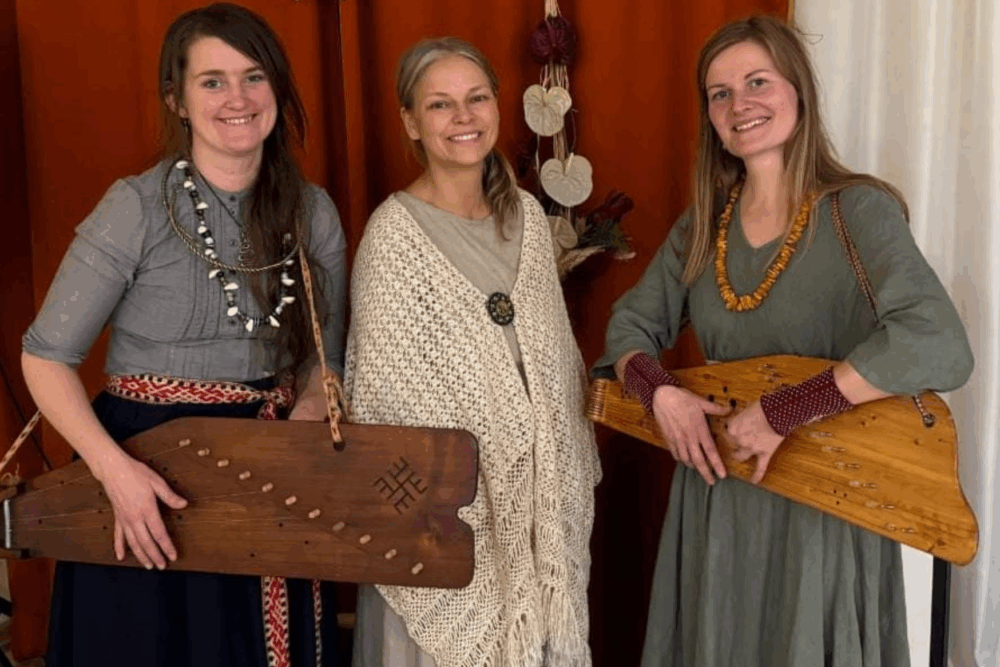 Pyrma zīmys saulgrīžu koncertā Ondrupinē gūdynuos Gaismys dīnu