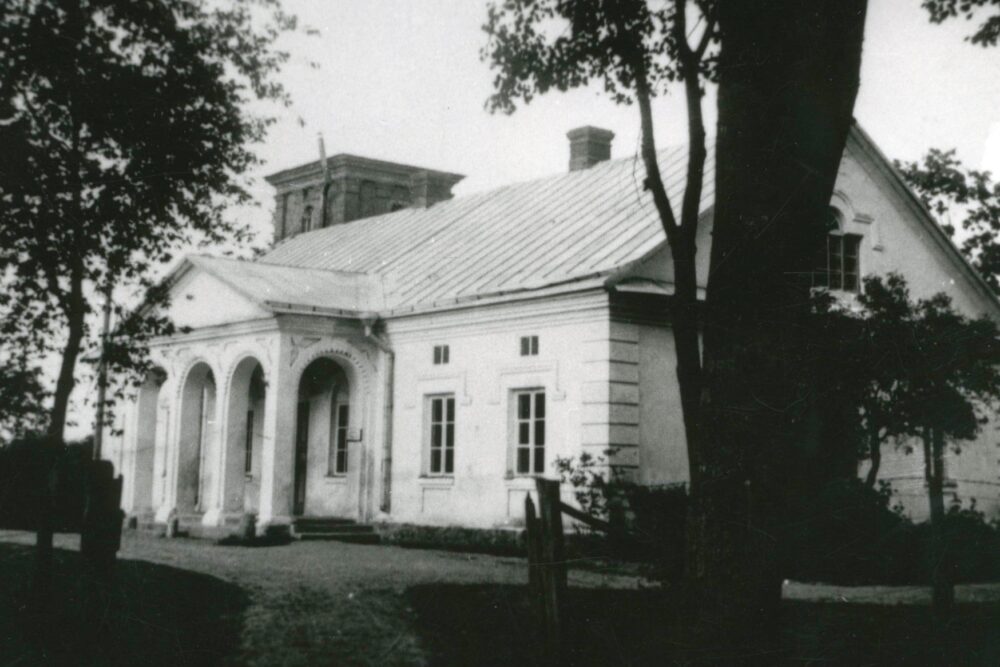 Mozdāls ar babu sataisejuši dokumentalū kinu par Kastīris muižys viesturi