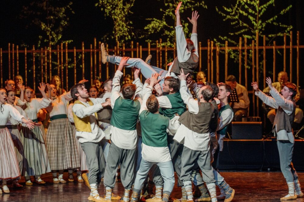 Latvejis Universitatis deju ansamblis “Pērle” otkon aicynoj iz māslu tolku Latgolā