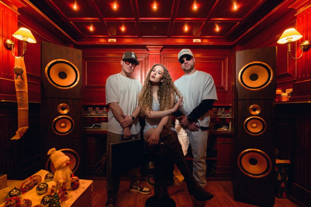 “Latgalīšu Reps” i dzīduotuoja Diona sataisejuši dzīsmi par naatbyldātū vaicuojumu attīceibuos