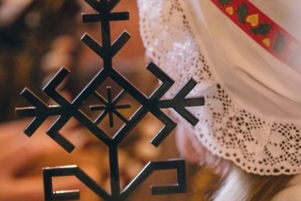 Folklorys bolvu “Austras koks” par myuža īguļdejumu sajims Beatrise Reidzāne i Austra Golubova