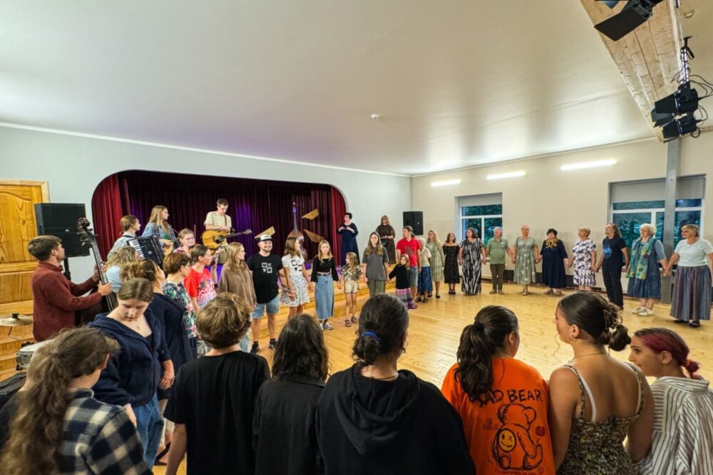 Zīmeļlatgolā jau pīktū reizi svieteis storptautyskū folklorys festivalu “Lipa kust”