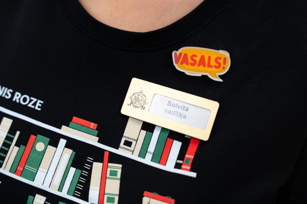 Ar nūruodi “Vasals!” tierdznīceibys teiklu “Virši” i “Jānis Roze” veikalūs apmaklātuojus īdrūsynuos vaira runuot latgaliski