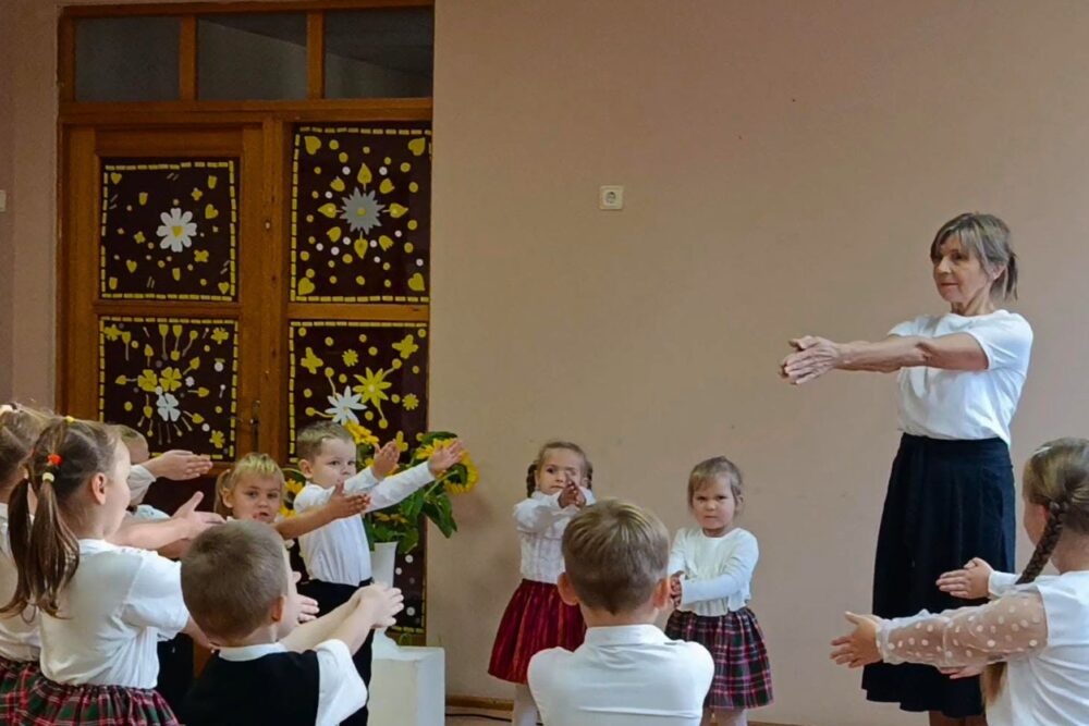 Iļžukolnā piec senejūs tradiceju “kristeis” folklorys kūpu i bārnu deju kolektivu