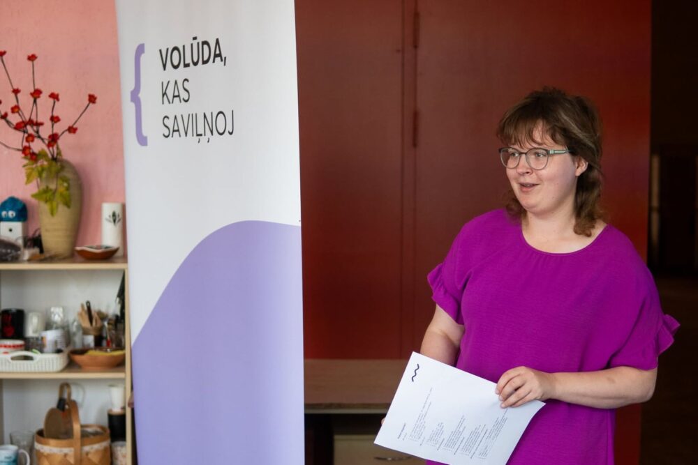 Laura Melne Rēzeknis Centralajā bibliotekā īpazeistynuos ar 21. godu symta latgalīšu literaturu